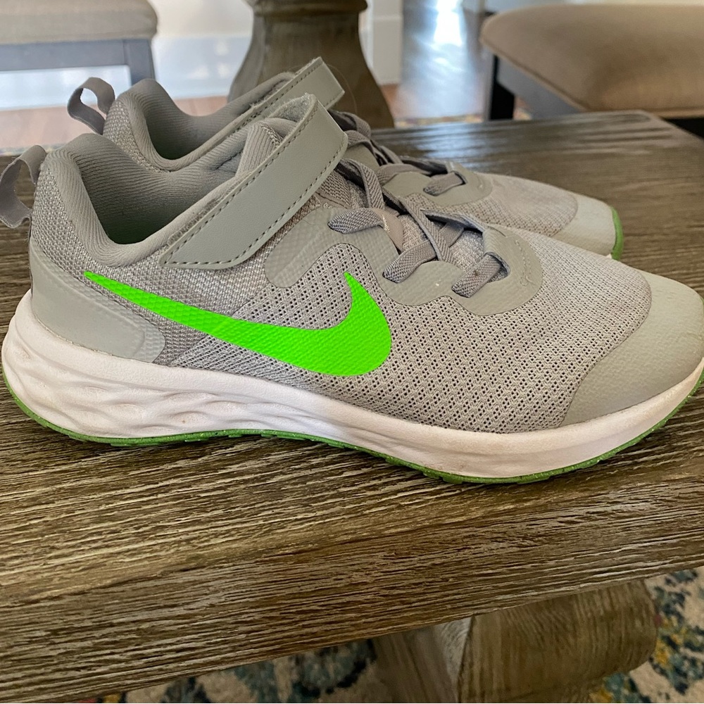 Grey Nike kid sneakers 1.5